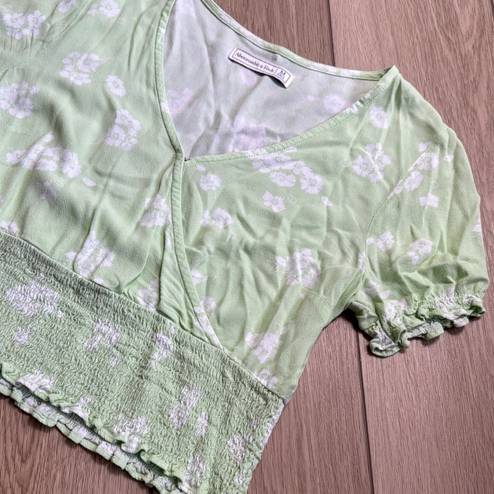 Abercrombie & Fitch Floral V-Neck Cropped Shirt